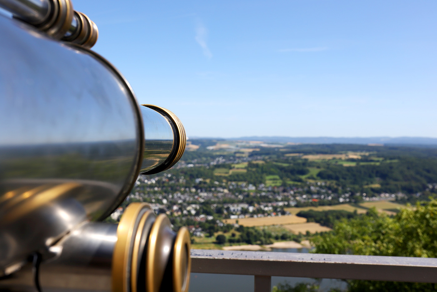 Das Bild zeigt ein Fernrohr auf einem Berg.